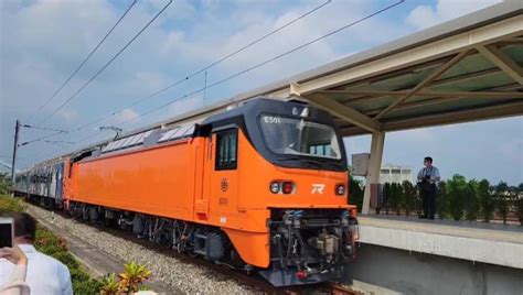 台鐵新車見面會 民眾搶拍e500電車