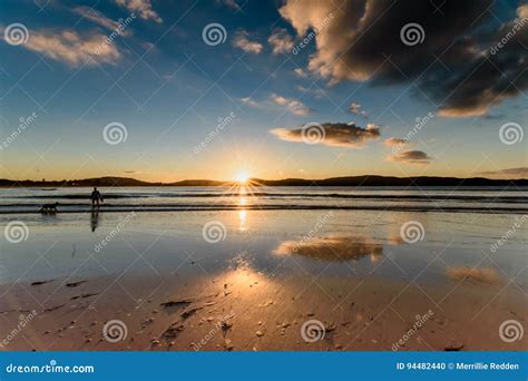 Paisaje Marino De La Salida Del Sol Con Reflexiones Silhouetttes Y