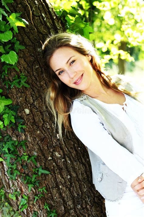 Lächelnder Blonder Mann Mit Blauen Augen Stockfoto Bild Von