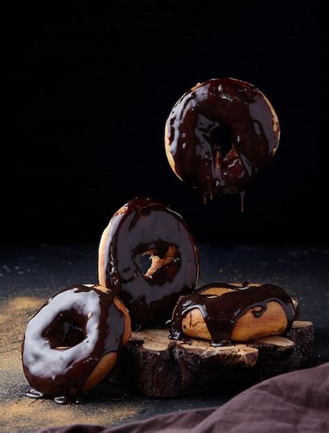 Un Grupo De Donuts Con Glaseado De Chocolate Foto Premium