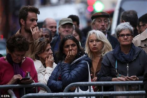 France Mourns Ex President Jacques Chirac With Eiffel Tower Switched