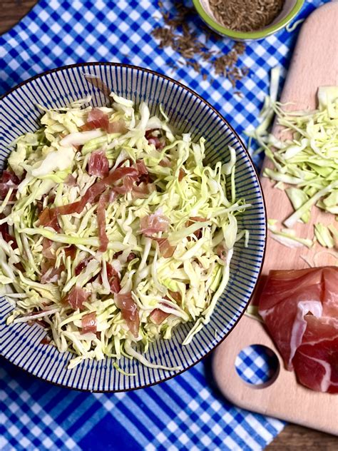 L Insalata Tirolese Di Cavolo Cappuccio Con Cumino E Speck Un Conorno