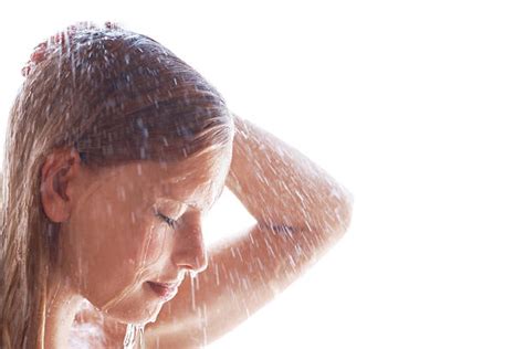 Fille Sous La Douche Photos Et Images Libres De Droits Istock