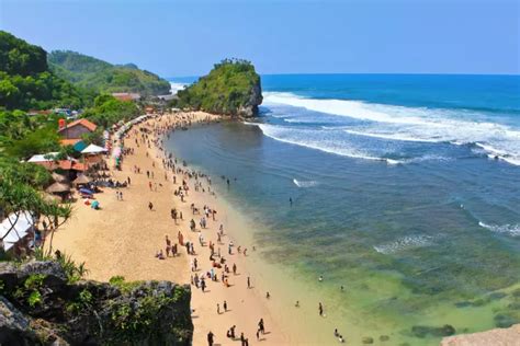 Pantai Di Gunungkidul Jogja Ini Memiliki Pasir Putih Dan Air Laut