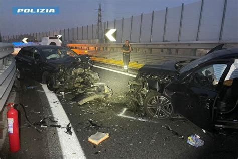 Dopo Una Serie Di Furti Fuggono In Autostrada Contromano E Causano