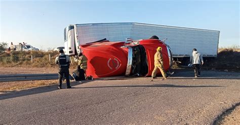 Tráiler se pasa al carril contrario y vuelca por La Costera en