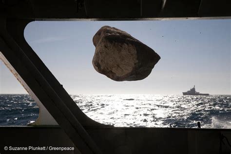 ¿por Qué En Greenpeace Lanzamos Rocas Gigantes Al Mar Es