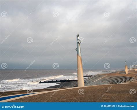 Paseo Por El Paseo Marítimo De Cleveleys En Una Piscina Negra Con