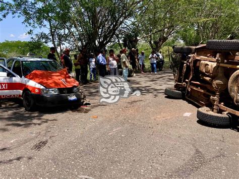 Camioneta Vuelca Al Chocar Contra Taxi En Acayucan Hay Heridos