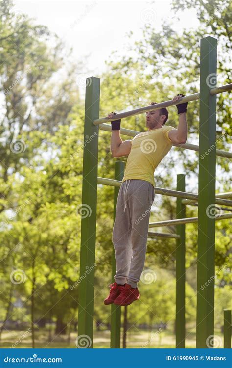 Chin Ups Imagen De Archivo Imagen De Aptitud Guantes