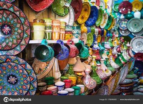 Souvenirs de artesanía zoco marroquí en medina Essaouira Marruecos