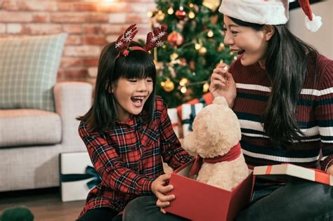 Ni O Emocionado Sosteniendo Un Oso De Peluche De La Caja De Regalo De