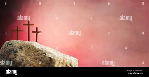 Tres Cruces Contra El Cielo Rojo Sobre El Fondo De La Colina Del