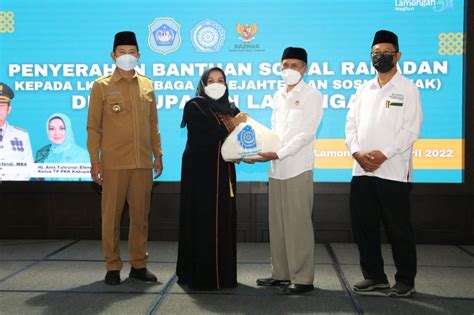 Pemkab Lamongan Serahkan Puluhan Paket Bantuan Sosial Ramadhan Untuk