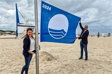 Blaue Flagge am Strand von Warnemünde gehisst Rostock Heute