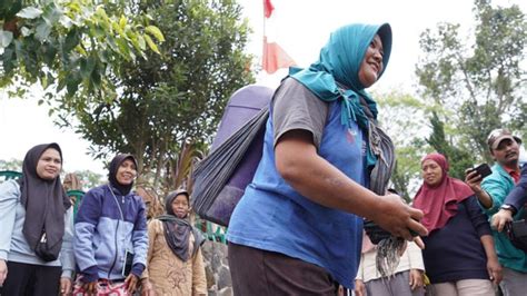 Kurangi Beban Warga Lereng Merapi Bupati Sri Mulyani Drop Air Bersih