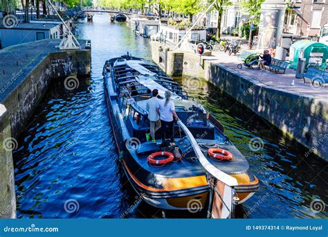 Canais E Povos De Amsterd O Que Apreciam O Sobressalente Em Seus Barcos