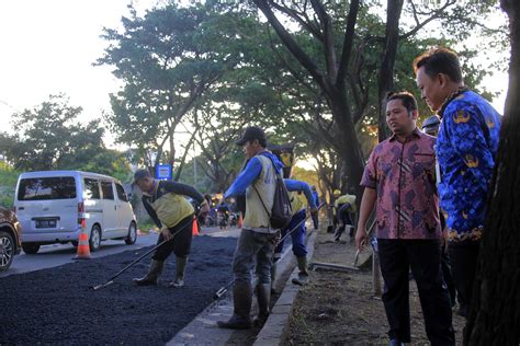 Arief Ngabuburit Sambil Cek Perbaikan Jalan Rusak