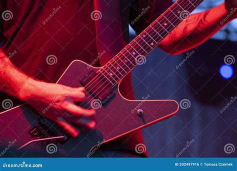 Guitarrista Durante Un Espect Culo En Solitario En Un Concierto De