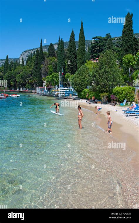 Menschen Am Strand Von Garda Gardasee Verona Italien Menschen Am