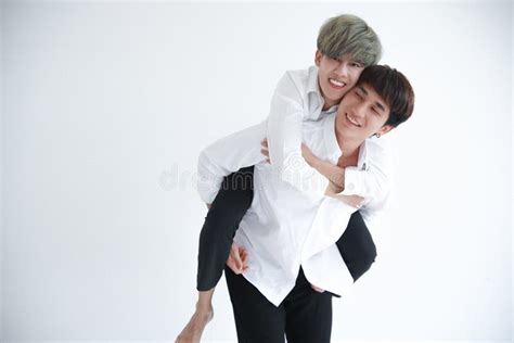 Casal Asiático Atraente Jovem Casal Gay Da Lgbt Andando De Costas E Se Abraçando Na Sala Sobre