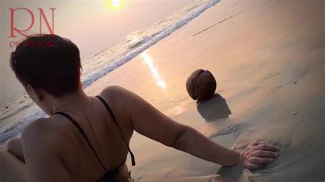 Nette Dame Am Einsamen FKK Strand Roter Badeanzug Roter Bikini Kokosnuss Pornhub