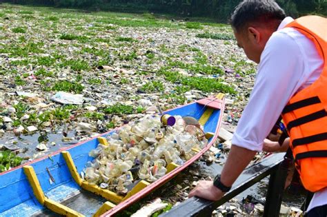 Pj Gubernur Bey Targetkan Pengerukan Sampah Di Babakan Sapaan Di