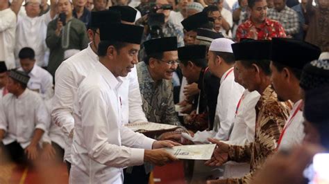 Presiden Jokowi Bagikan Sertifikat Tanah Wakaf Di Tangerang Selatan