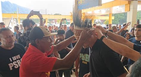 Tim Psbs Biak Tiba Di Bandara Sentani Tanah Papua Disambut Tarian Adat