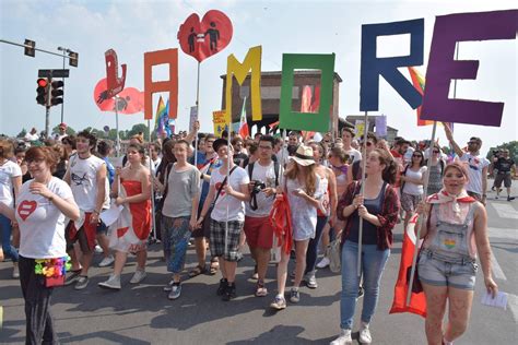 Pavia Travolta DallOnda Pride Oltre Mille In Sfilata Per Lorgoglio Gay