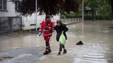 Cinq morts et des milliers évacués par les inondations en Italie