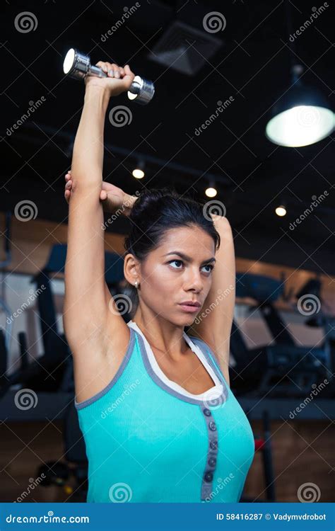 Entrenamiento De La Mujer Con Pesa De Gimnasia Imagen De Archivo