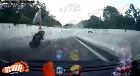 AYE accident that left driver dead: New video shows shocking impact - Singapore - Stomp