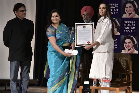 Sonam Kapoor confers Neerja Bhanot Award on Subhashini Vasanth - NewZNew