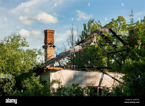 Un Edificio Antiguo En Un Bosque De Arbustos Con Un Techo Quemado