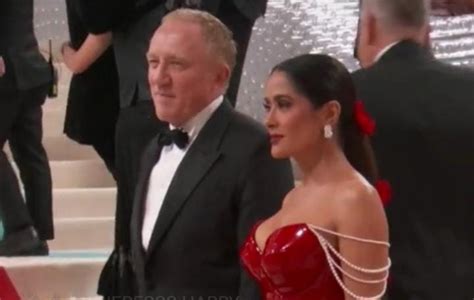 Salma Hayek Paraliza Met Gala Con Revelador Vestido De L Tex Rojo