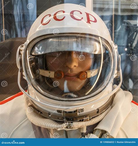 El Maniquí Del Cosmonauta O Astronauta O Traje Y Casco Soviéticos Del