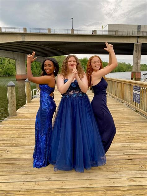 Fun Trio Photo Ideas Prom Photoshoot Prom Poses Prom Picture Poses