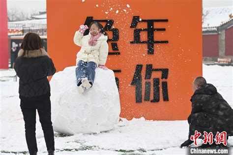 阿拉善左旗人民政府网 热点新闻 呼和浩特迎春雪 民众享雪趣