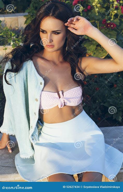 Bella Donna Sexy Con Capelli Scuri In Vestito E Bikini Eleganti Fotografia Stock Immagine Di
