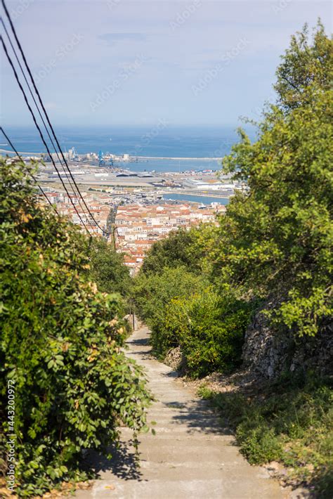 Vue sur la ville de Sète entre l étang de Thau et la mer Méditerranée