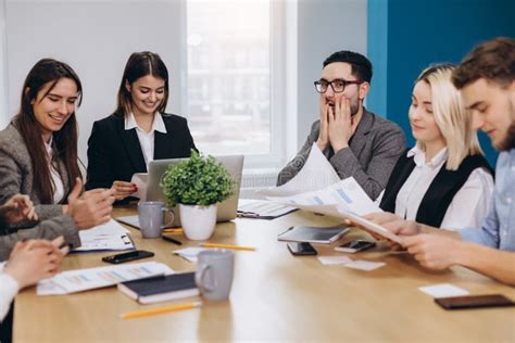 Volle Konzentration Bei Der Arbeit Gruppe Junge Arbeitende Und Beim Am