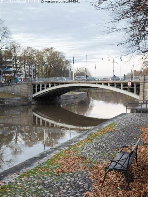 Kuva Syksyinen silta kirkkosilta Tuomiokirkkosilta kaari teräksinen