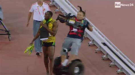 Usain Bolt se fait tacler par un cameraman en segway Vidéo Dailymotion