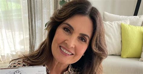 F Tima Bernardes Surge Vestido Branco E Internautas Acreditam Em