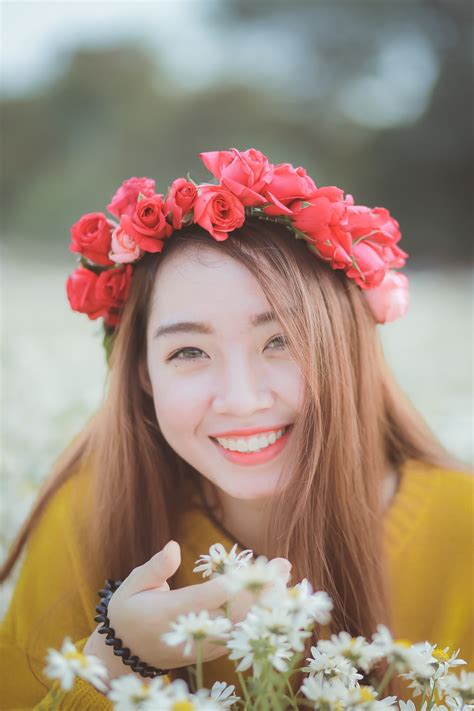 Fotos gratis planta niña mujer flor pétalo margarita retrato