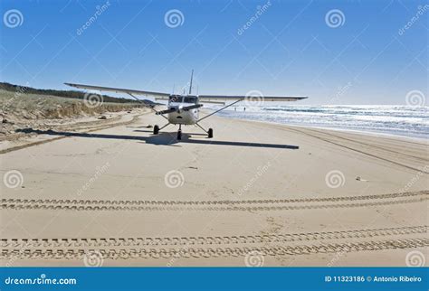 Vliegtuig Dat Op Het Strand Landt Stock Foto Image Of Toerisme Reis