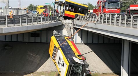 Potrącił pieszego na pasach i uciekł To on spadł autobusem z mostu