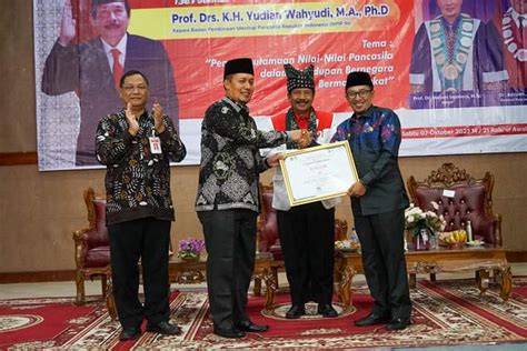 Peduli Pendidikan Islam Rektor UIN MY Batusangkar Beri Penghargaan