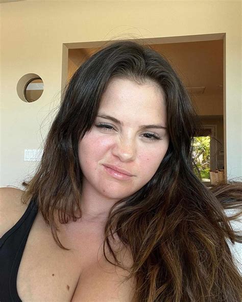 Selena Gomez Posts Makeup Free Bed Head Selfie To Instagram